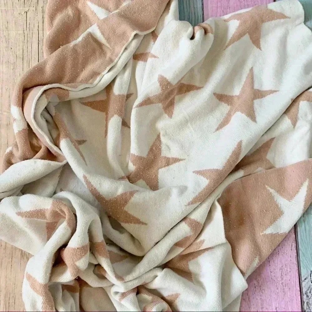 Darzzi pink and white stars blanket